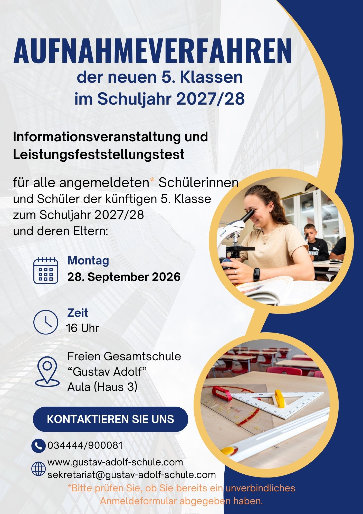 Zwei Schüler beim konzentrierten Arbeiten in einem hellen modernen Klassenraum