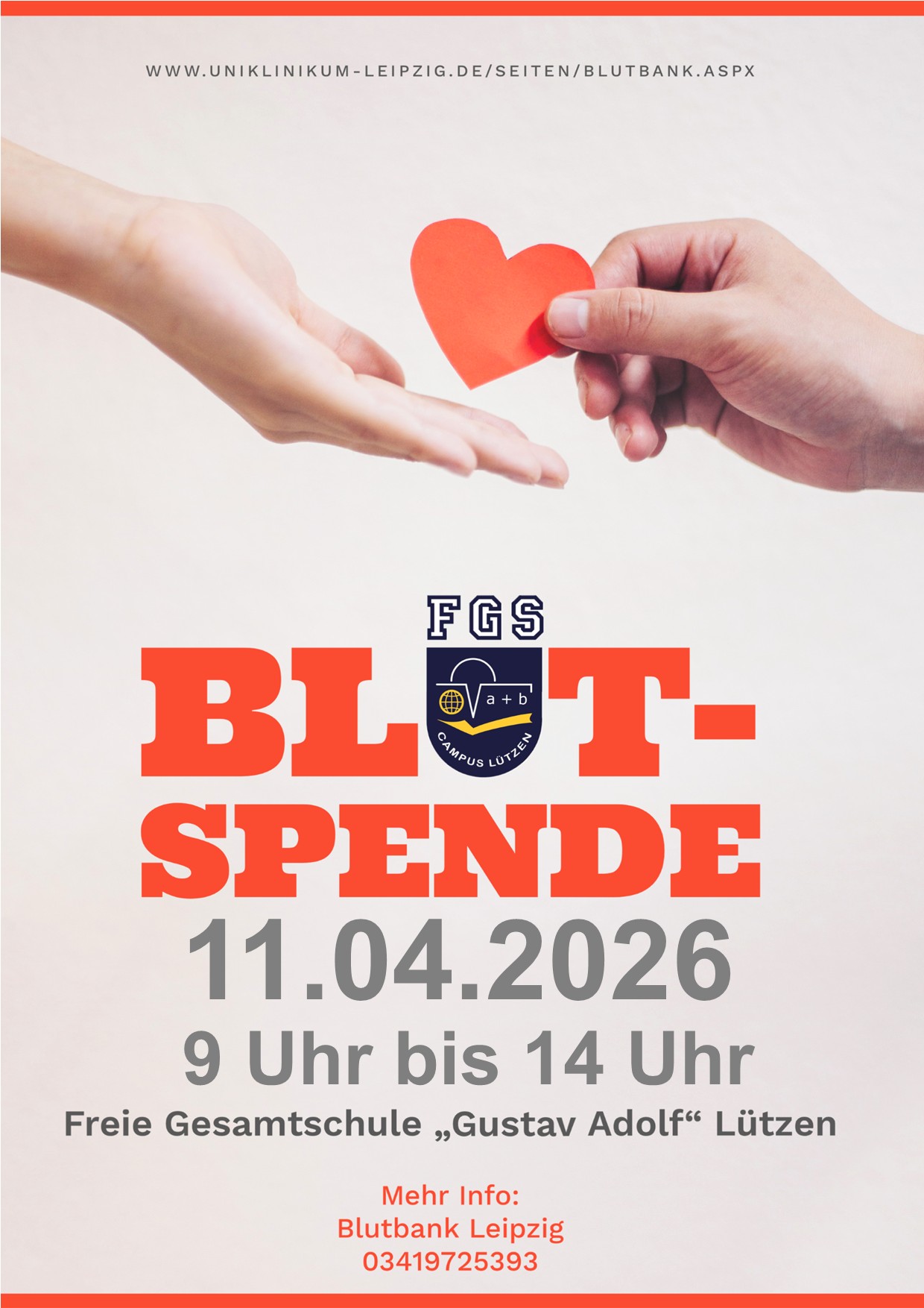 Zwei Hände halten ein rotes Herz vor hellem Hintergrund bei einer Blutspendeaktion